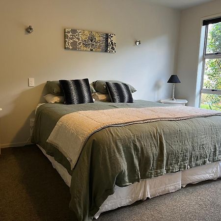 Lavender Hill Bed & Breakfast Riverhead ภายนอก รูปภาพ